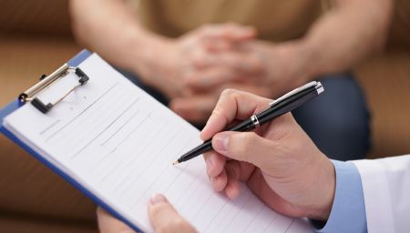 Врач-нарколог консультирует пациента по поводу услуги кодирования