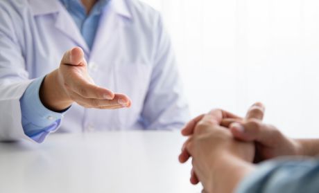 Врач-нарколог консультирует пациента по поводу кодирования уколом